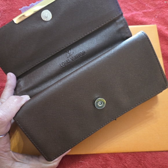 L V Fashion Monogram Canvas Wallet with Gold Hardware - Picture 6 of 6